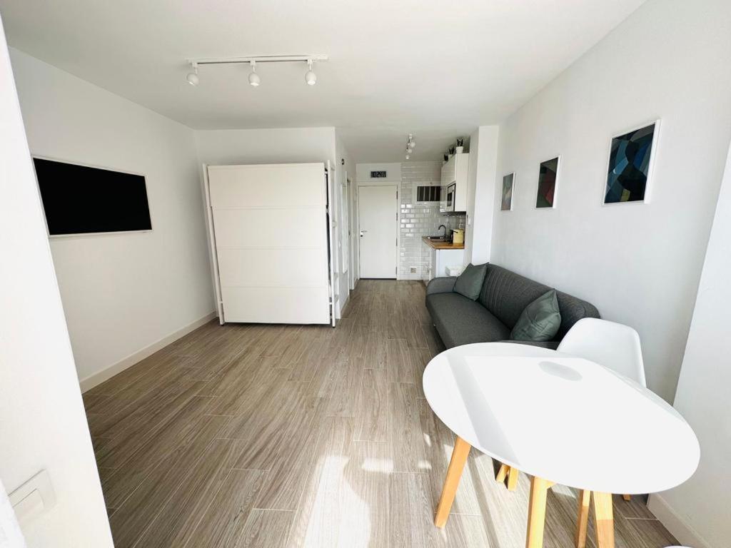 Modern White Studio Benalmadena Bagian luar foto