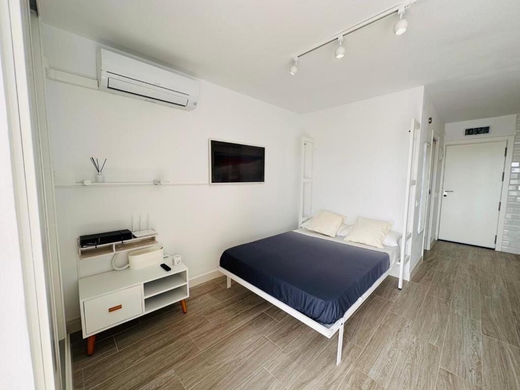 Modern White Studio Benalmadena Bagian luar foto