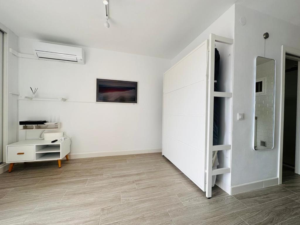 Modern White Studio Benalmadena Bagian luar foto
