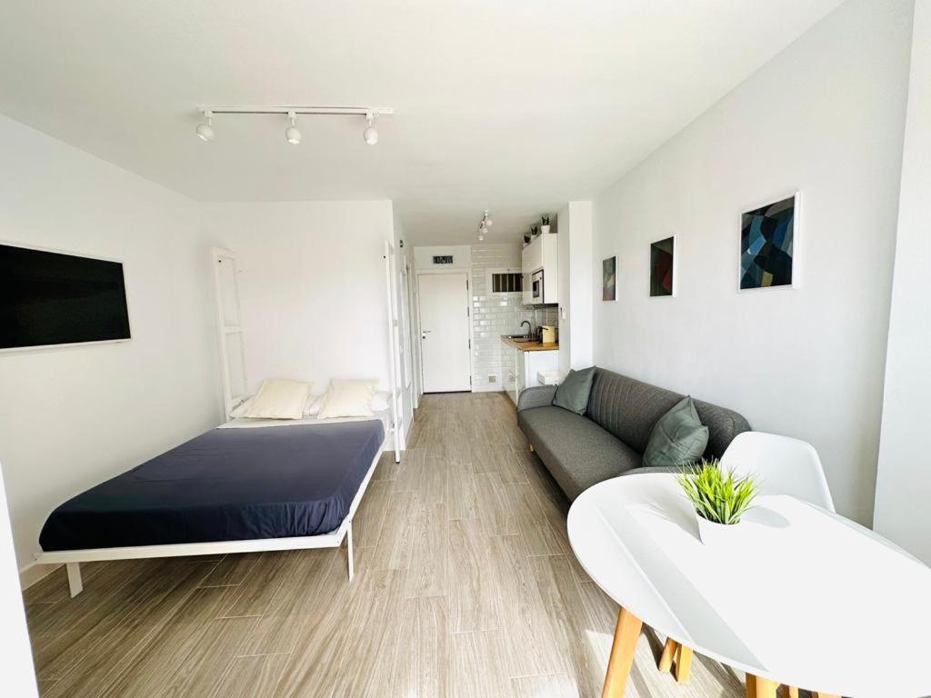 Modern White Studio Benalmadena Bagian luar foto