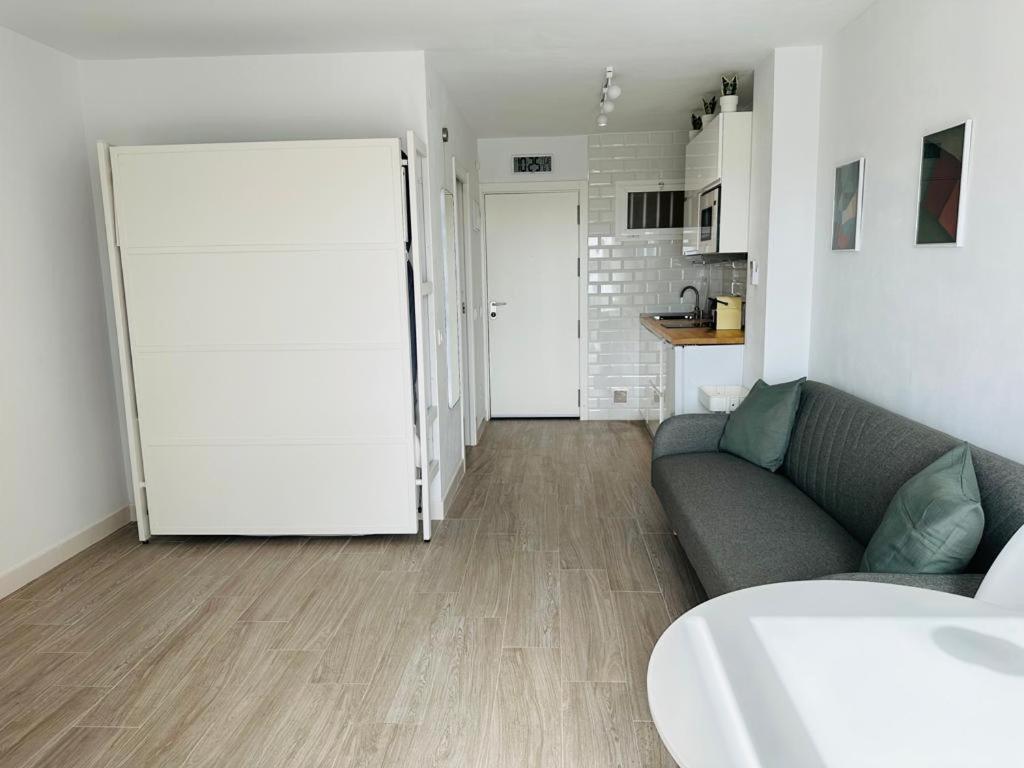 Modern White Studio Benalmadena Bagian luar foto